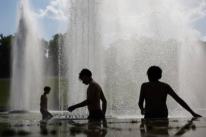 欧洲多国连破40°+高温，仅2成家庭有空调？巴黎急救接4倍心脏骤停报警… - 13