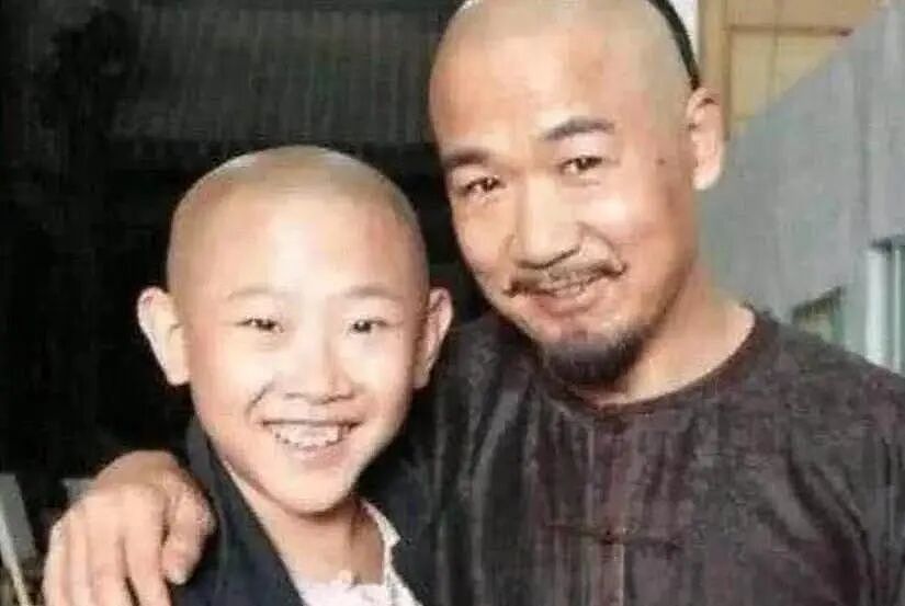 9岁停止发育,演员侯祥年近40只能演孩子,娶美妻却被嘲像母子!(组图) - 4