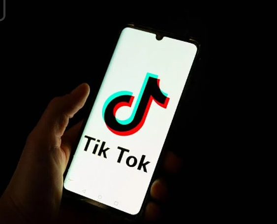 华人想开TikTok网店，结果被骗超40万，骗子竟亲自上门取钱，当场被捕 - 1
