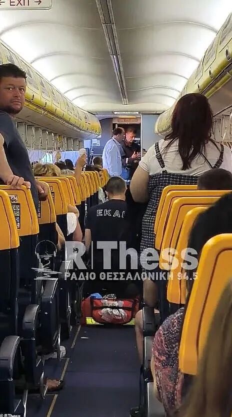高空惊魂！飞机发动机爆了，打碎一扇窗，一个乘客头被吸出舱外，妻子死拽他的腿，撑了五分钟！ - 4