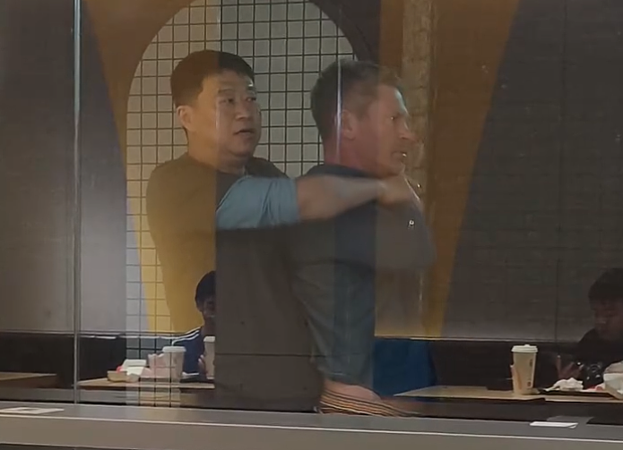全网热议！澳洲律师赴华吃“霸王餐”，多家酒店中招！吃完不付钱还要打人！嚣张至极...（组图） - 2