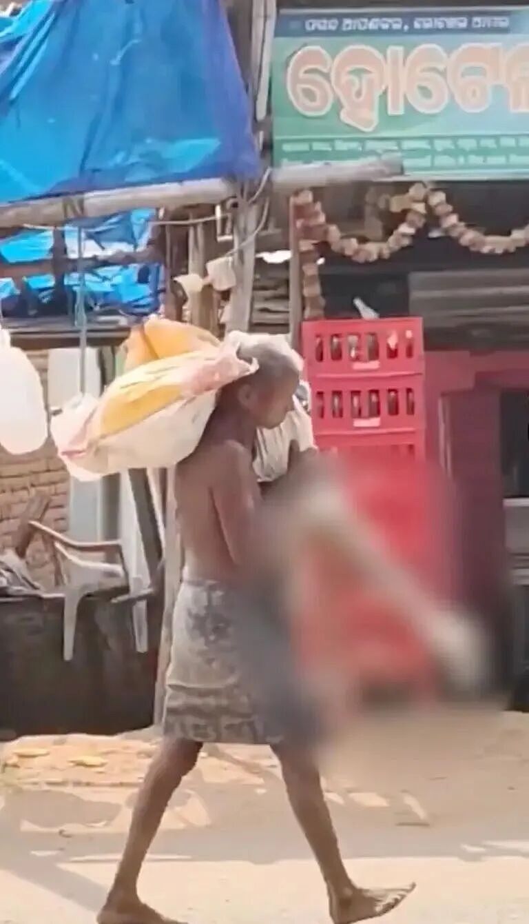 离谱！为了取去世姐姐的1700元，男子怒挖坟墓，扛着骸骨进银行！（组图） - 1