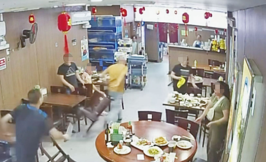 太可怕了!中餐馆砍人事件,犯案华男之前经常在街上逛荡、疑有精神问题 - 3