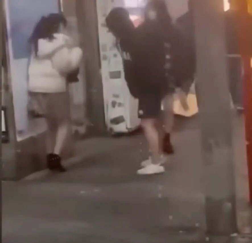 大快人心！日本街头撞人族故意撞女孩还狂笑不止！碰上韩国壮汉后，瞬间秒怂道歉... - 3