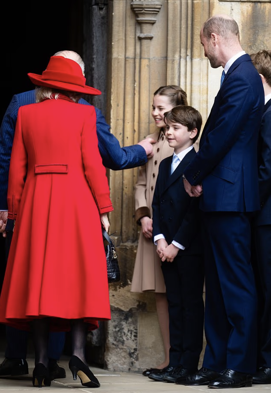 英王室三小只复活节齐登场!夏洛特与凯特母女装,俩儿子和威廉造型像套娃(组图) - 9
