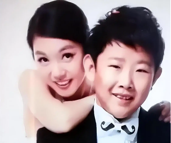 9岁停止发育,演员侯祥年近40只能演孩子,娶美妻却被嘲像母子!(组图) - 5