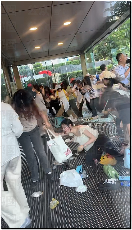 张凌赫粉丝活生生挤爆玻璃大门!多人流血受伤+摔倒在玻璃渣上(组图) - 60