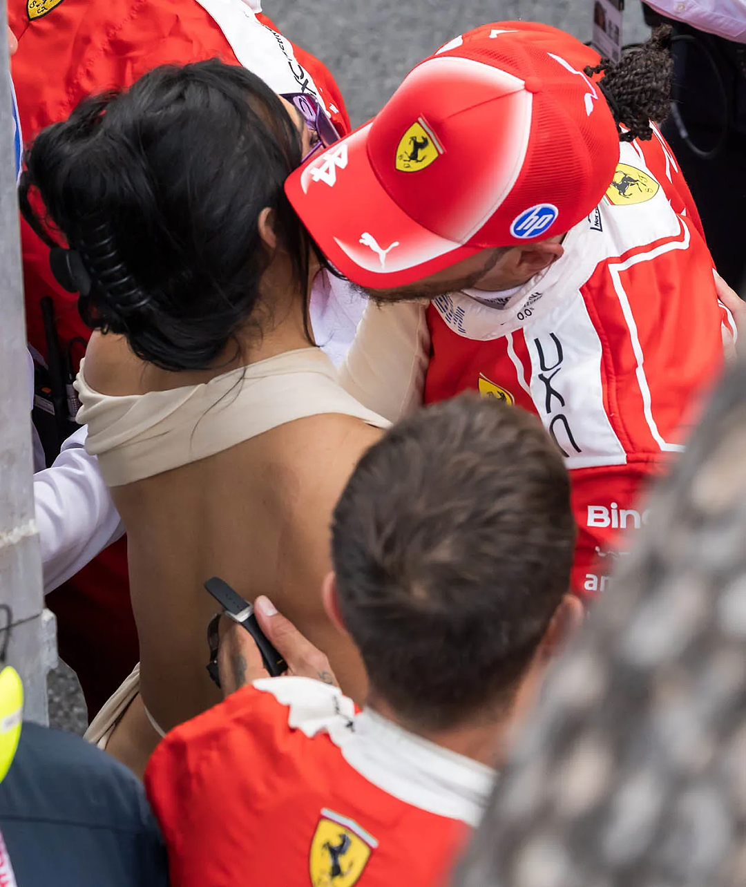 金卡戴珊与F1七冠王赛场热吻！10亿富婆儿恋上5亿小狼狗，网友：什么短剧情节！ - 1