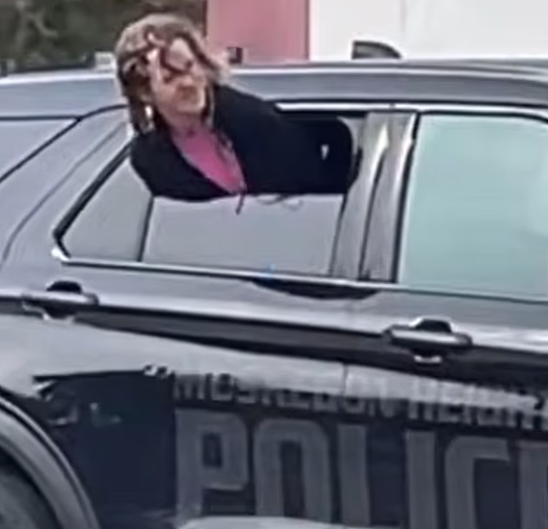 太离谱了:美国一女子戴着手铐从警车里钻出来,网友直呼像练过缩骨功(视频/组图) - 1