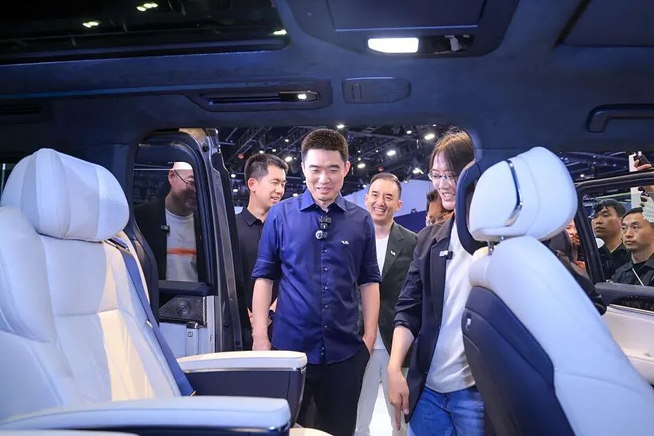 北京车展的顶流：一台身价超270万的“国产车” - 13