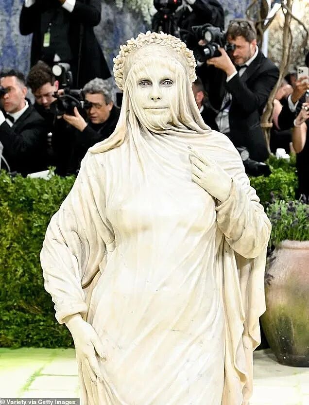 时尚春晚2026:卡老师扮大肠、万圣节女王又整大活!卡戴珊...这算露不? - 31