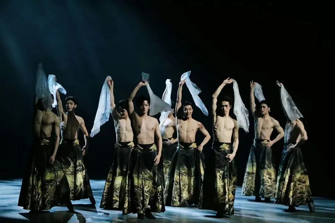 公狗剧场靠“擦边”狂赚1亿，是艺术创新还是消费男色？（组图） - 7