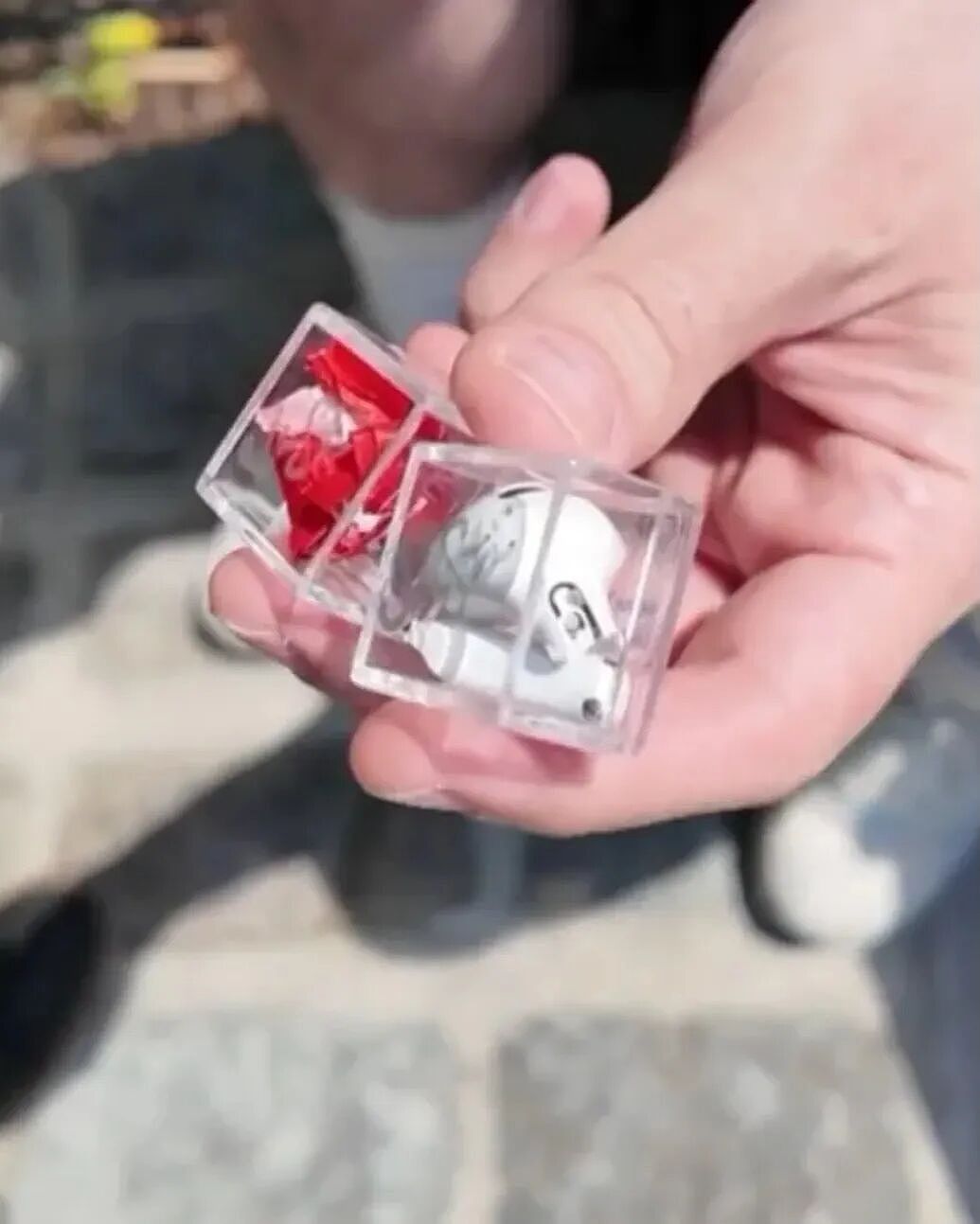 太颠了!艺术家捡霉霉婚礼垃圾,做成藏品售卖,1250美元不到一天全部抢光!网友:周边捡来的,真成周边了 - 12