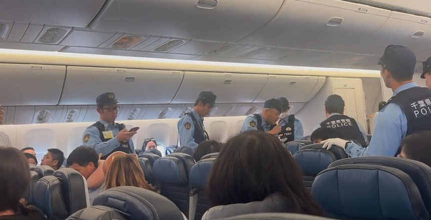 内幕曝光！华人大妈朝空姐扔餐具、吐口水，上海飞旧金山航班紧急备降日本（图） - 1