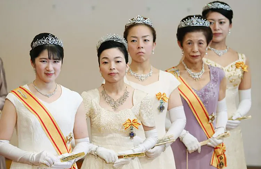 日本皇室要变天?85岁麻生太郎推动修法,日网友:这是要保亲妹妹当“未来天皇”养母? - 16