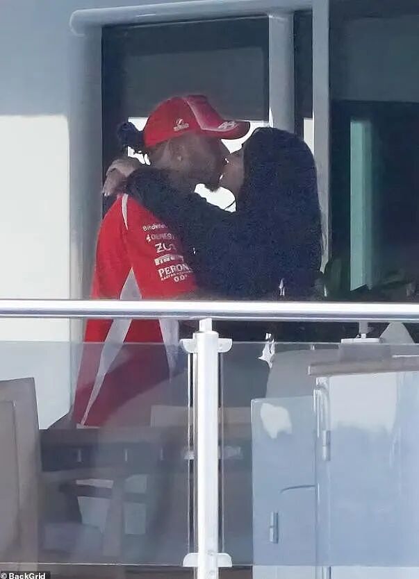 卡戴珊首秀F1赛场惹众怒:无视记者、顺走毛巾、保镖推人(组图) - 31