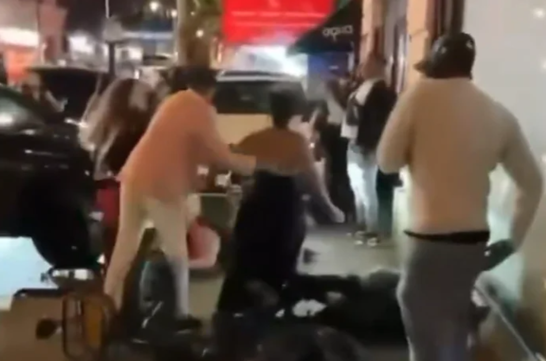 注意！伦敦中国城突发汽车冲撞！女子疯狂驾车撞人，现场一片混乱多人受伤（组图） - 3