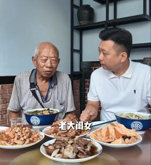 博主买光81岁老人的菜,得以早点回家的老人,却在路上横遭车祸离世,几天后老人孙子现身… - 2