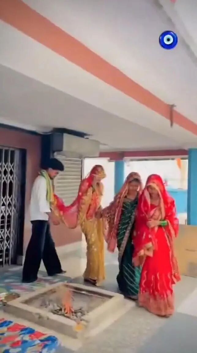 印度男子一口气娶仨老婆？还是亲姐妹？然而网友发现，这小妹还没成年吧... - 4