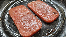 韩国餐厅“重男轻女”？给男顾客午餐肉，女顾客只有凉煎蛋！