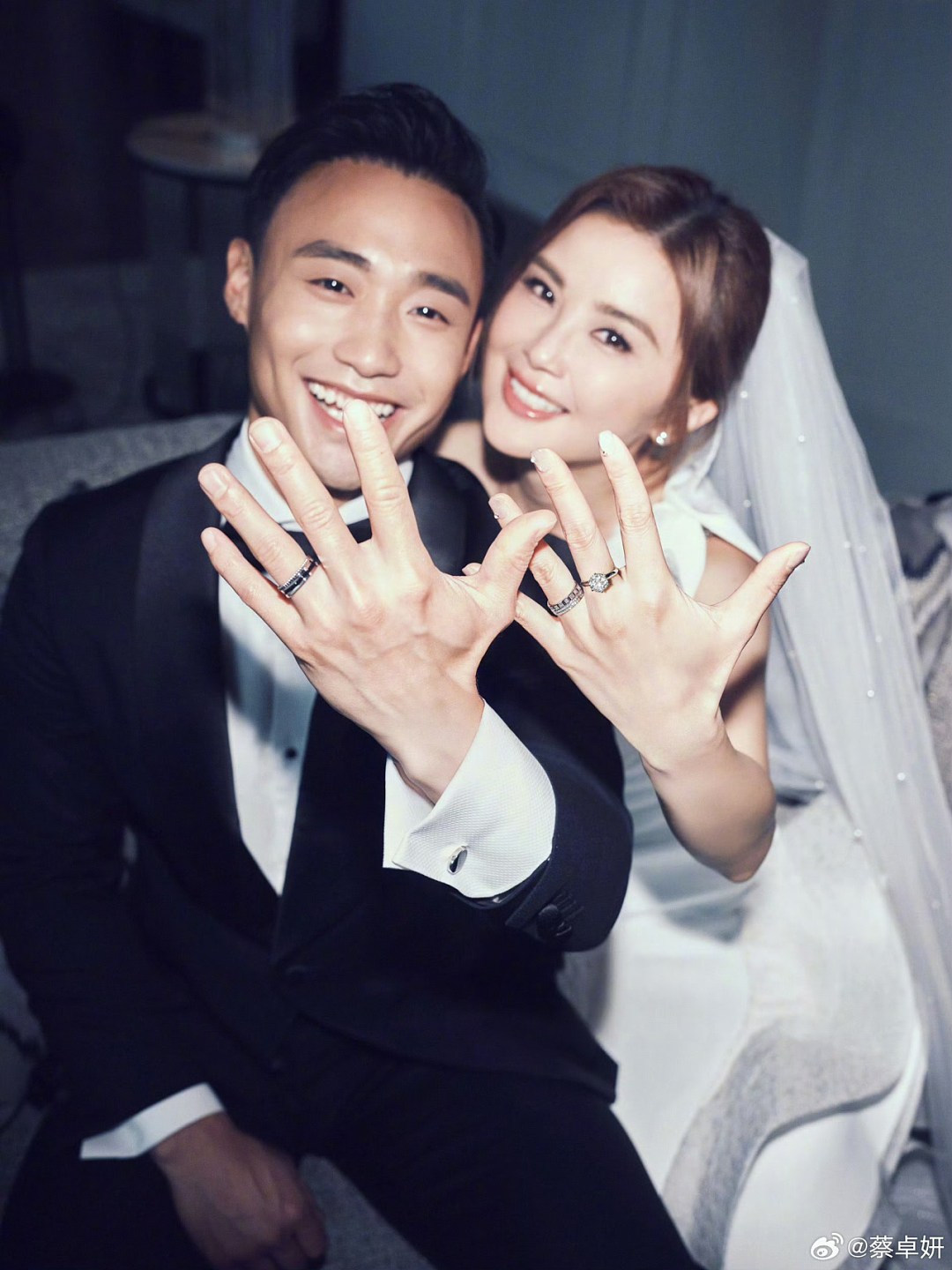 热搜爆了!阿Sa新婚20天突传婚变?“含泪控诉丈夫”画面冲上热搜!真相曝光后全网沉默!(组图) - 6