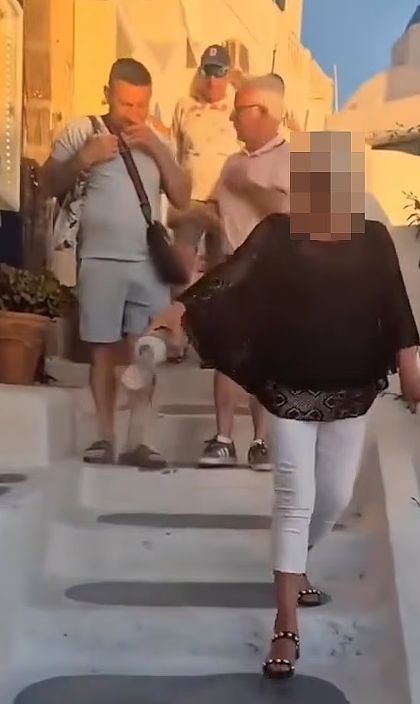边走边撒骨灰,去国外完成亲人遗愿,全城炸锅:骨灰都吹到别人身上了(组图) - 1