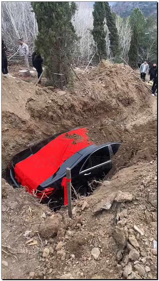震撼!价值百万奔驰S450真车陪葬轰动全网!盖红布有何说法?(组图) - 30