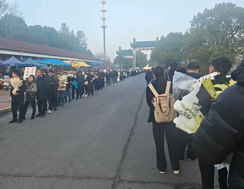 张雪峰追悼会现场万人送行吊唁，大批学子天不亮排长队！为何他会被这么多人纪念？ - 1