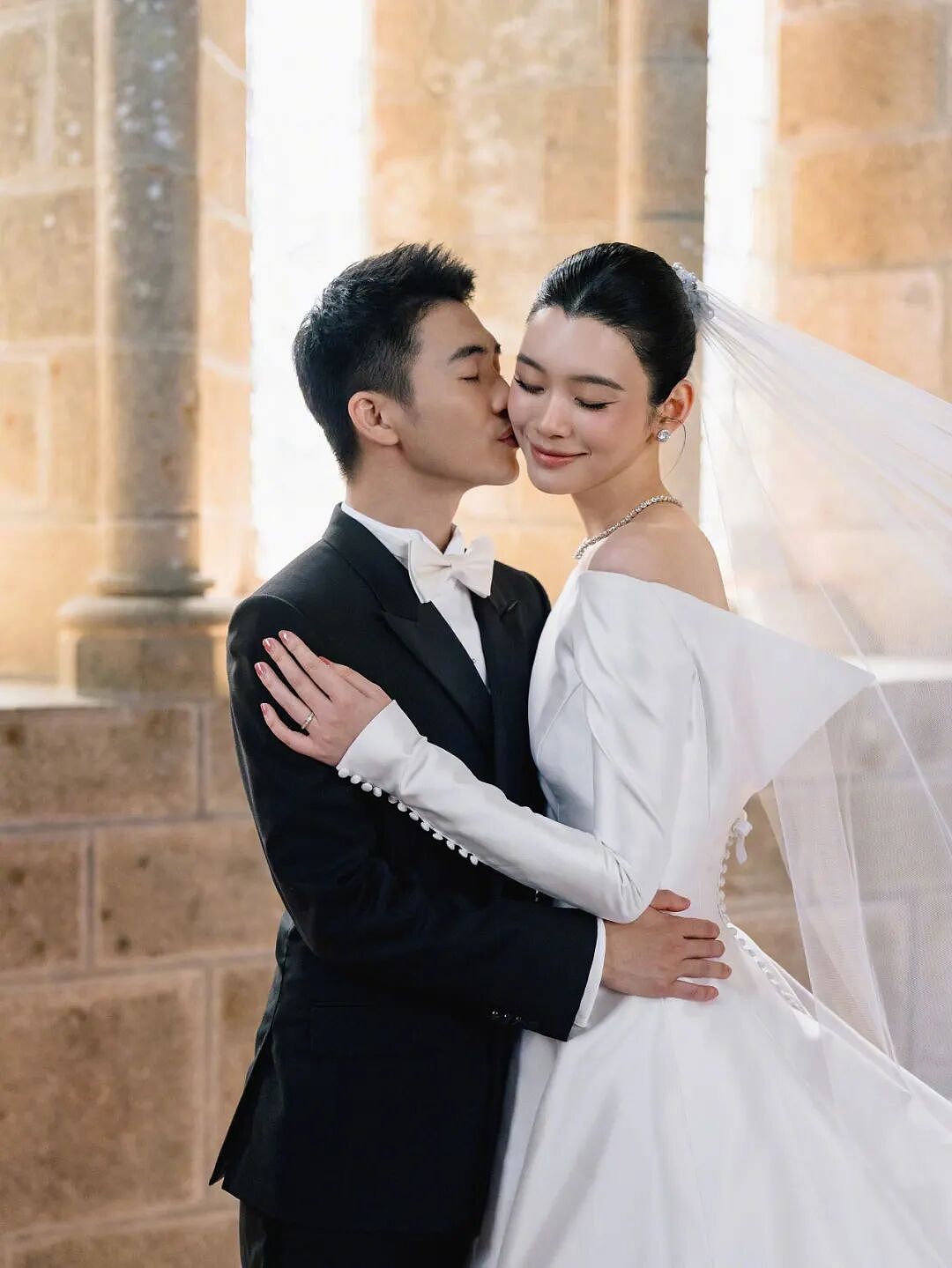 奚梦瑶何猷君婚礼细节曝光，花费上亿被吐槽：好寒酸！ - 1