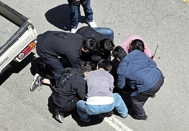 韩男示爱同事失败竟杀女学生“泄愤”！路过男生施救重伤，网友却赞凶手颜值高？ - 8