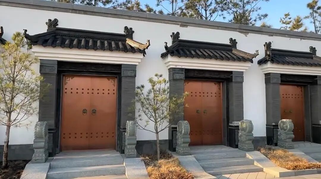 吉林惊现豪华“住宅式”墓地，独门独户地上地下两层，一座超30平方米卖200万元！当地回应（组图） - 1