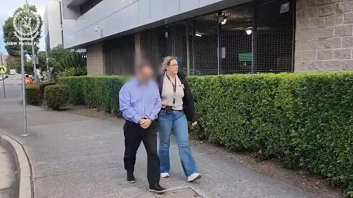 警惕!悉尼华人区小学突遭警方包围,一名老师当众被带走,家长群瞬间炸锅 - 2