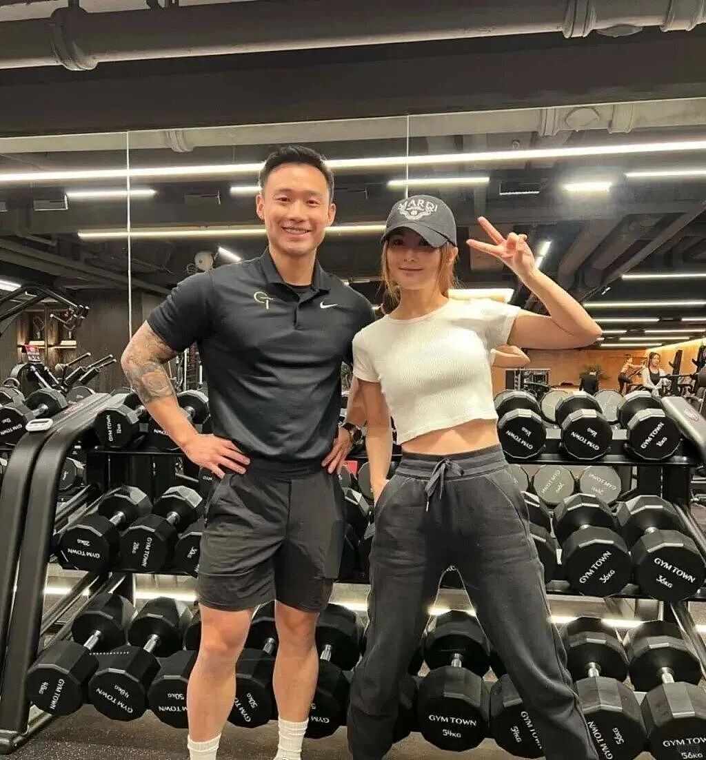 热搜爆了!阿Sa新婚20天突传婚变?“含泪控诉丈夫”画面冲上热搜!真相曝光后全网沉默!(组图) - 7