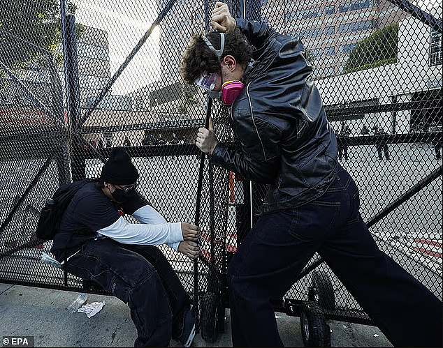 全美抗议升级!水泥块砸向警察、催泪弹弥漫街头,多地爆发正面对抗(组图) - 16