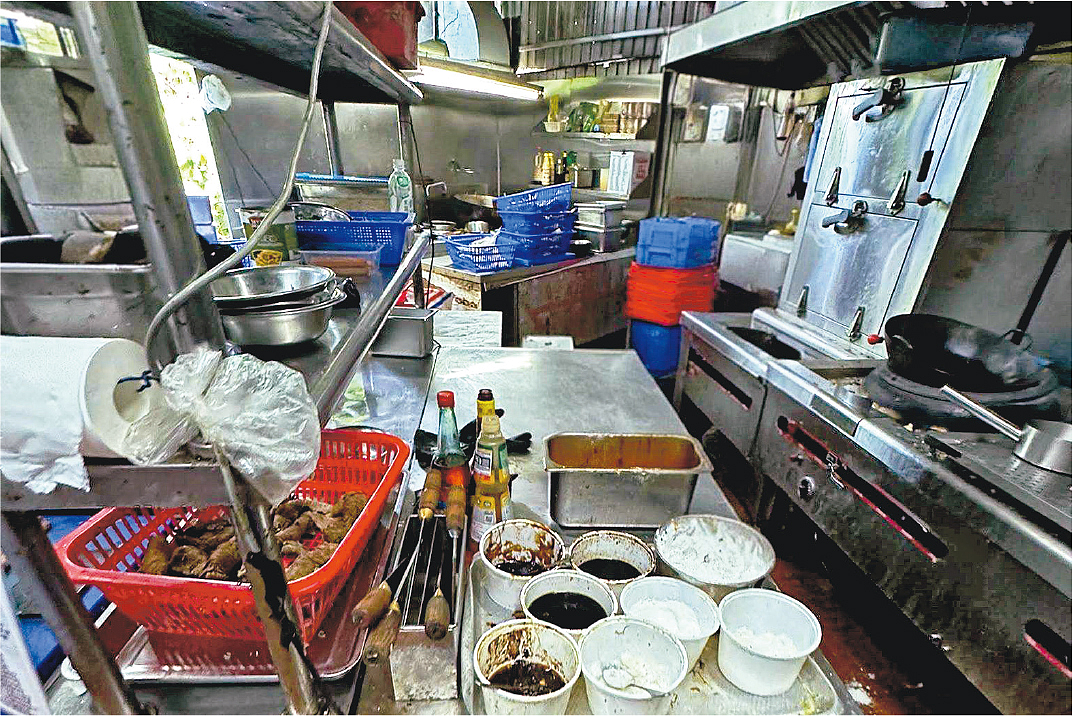 香港6旬黑老大改行卖工地盒饭!算错成本倒赔钱,被警察卧底一锅端? - 4