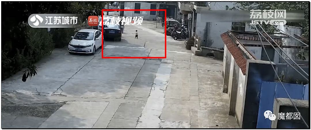 离谱！儿童独自外出冲上马路险被撞，引发安全关注（组图） - 12