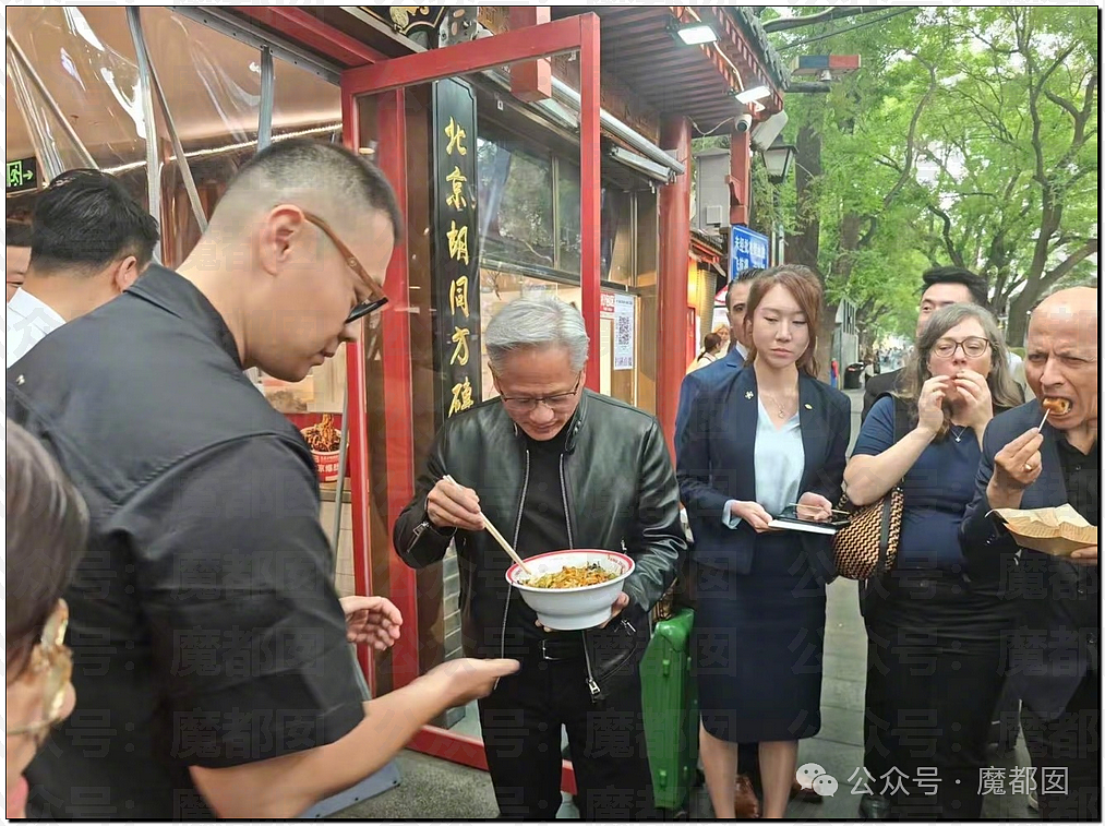 刷爆热搜!雷军街头吃热干面,遭小女生“嘲讽”!本人回应(组图) - 4