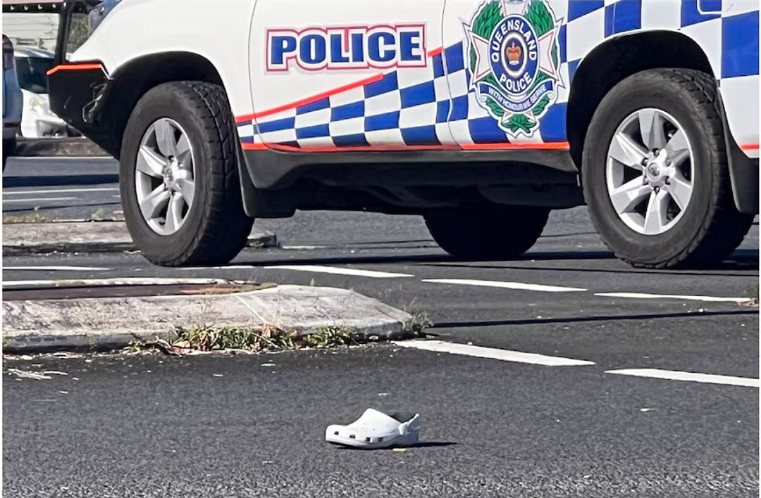 澳洲警车撞死了过马路的女子;10名学生受伤,一辆校车今天撞了树 - 1