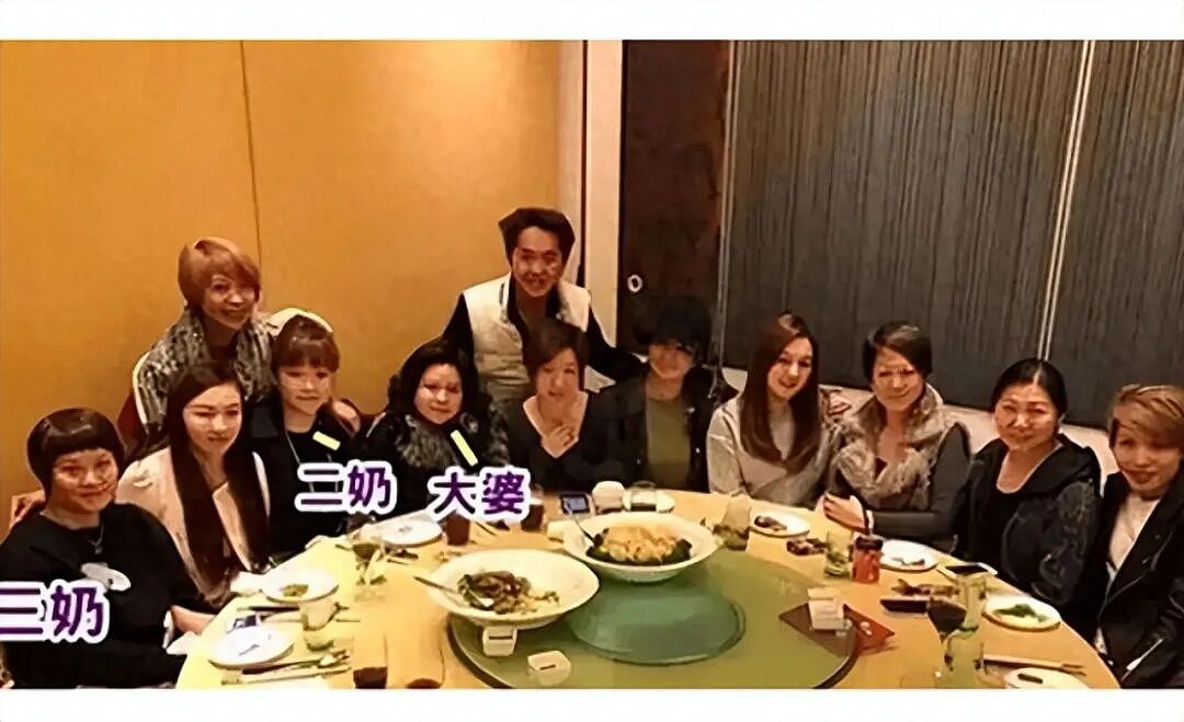 6个老婆同住豪宅，每人“月薪”7万！71岁宝刀未老又娶娇妻！现实版“韦小宝”（组图） - 1