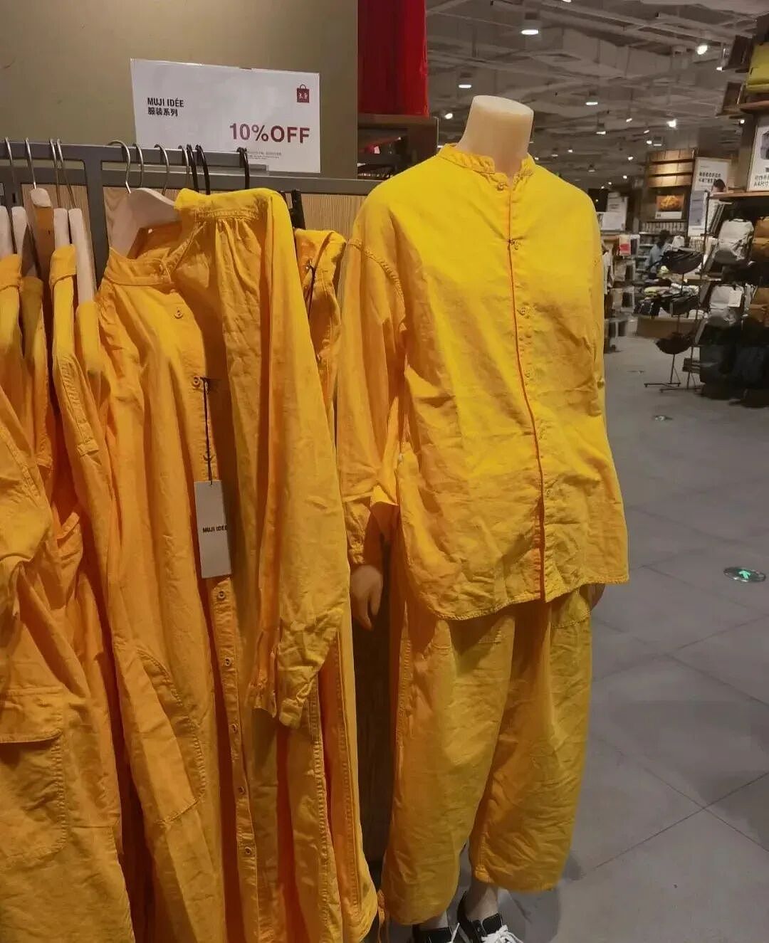 庙极了！Lululemon“甘露寺同款鞋”设计大翻车，被吐槽丑到原地出家！网友：穿出了嬛嬛砍柴的感觉（组图） - 13