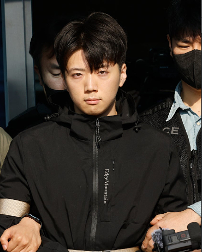 韩男示爱同事失败竟杀女学生“泄愤”！路过男生施救重伤，网友却赞凶手颜值高？ - 2