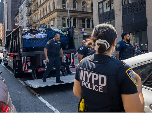 唐人街大批NYPD突袭,拘留多人!华埠店家:只是没完没了的猫鼠游戏 - 2