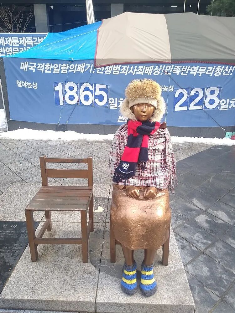美国争议网红在韩国亵渎慰安妇雕像,亲吻雕像还大跳热舞(组图) - 14