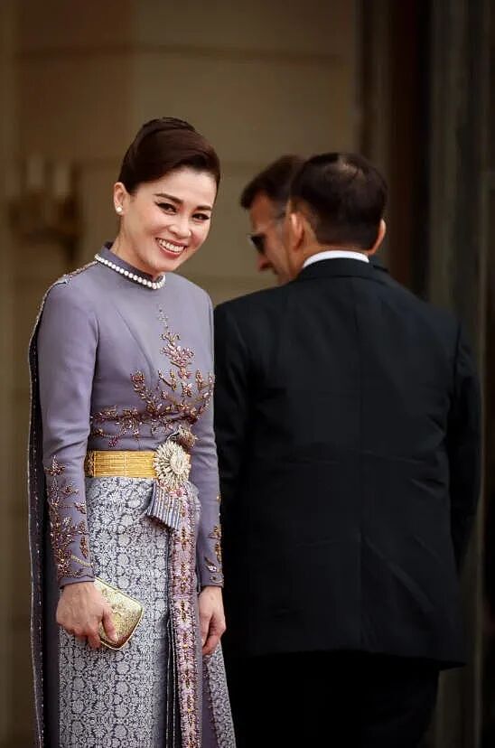 亲女儿去世才两周，泰王却急忙飞法国，下飞机头等大事竟是... 买私人飞机？！ - 13