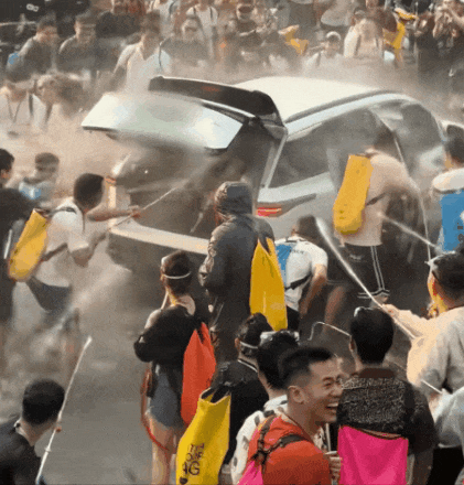 云南泼水节乱象频发：女子遭围攻、新车变泡水车，传统民俗竟成流氓狂欢（组图） - 6