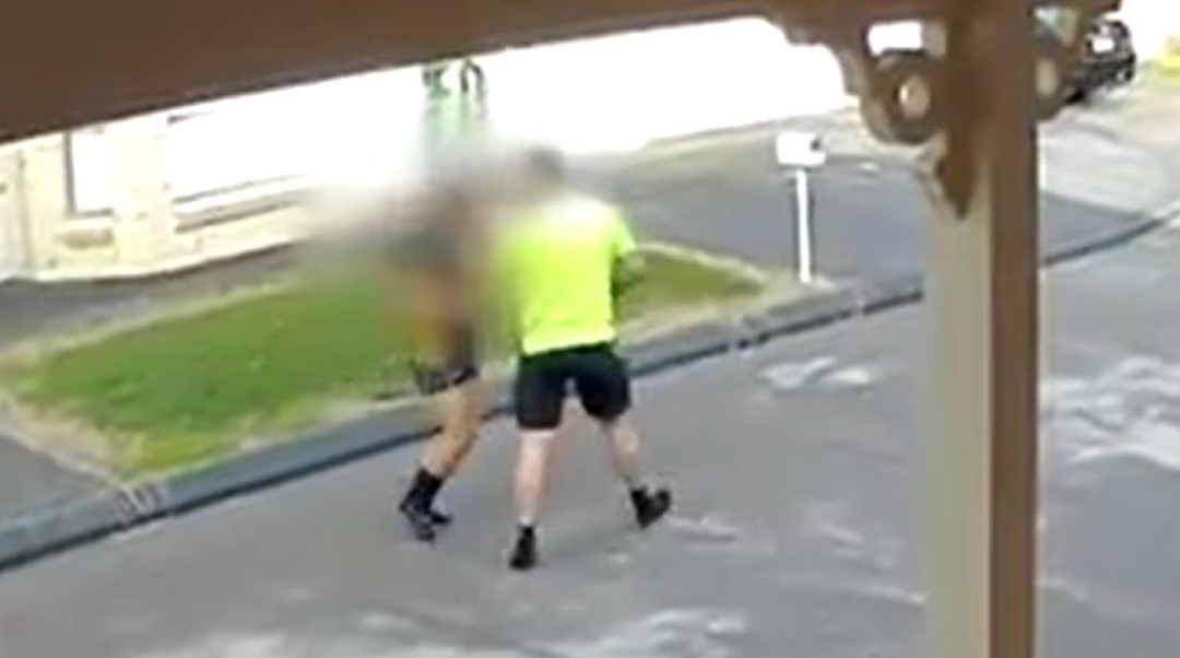 恐怖突发!悉尼中学门口惊现黑帮暗杀,父女二人险遭爆头!关键时刻子弹卡壳与死神擦肩而过!背后原因令人不寒而栗……(组图) - 3