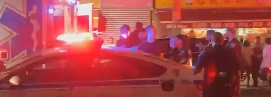 监控画面曝光!华男中餐馆内挥刀随机伤人,顾客惊慌逃命(组图) - 8