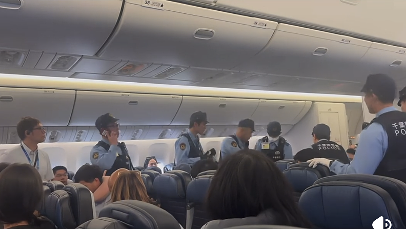 又一起！美联航飞旧金山途中紧急备降东京，华人中年女子被警方带走，网传目击者曝更多细节 - 3