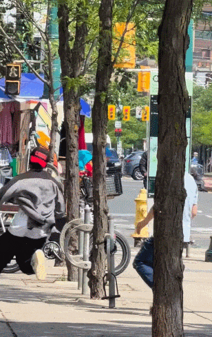唐人街抓贼引爆全网！华人大叔抄起衣架追打小偷，整条街都在看热闹（组图） - 3