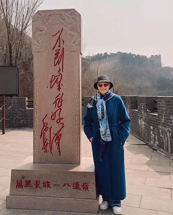 邓文迪现身北京素颜逛小店！77岁马斯克母亲长城吃雪糕，网友: 论向上社交只服她（组图） - 2